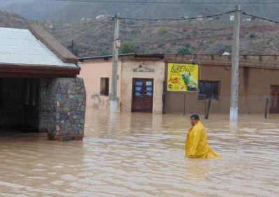 Un aluvión dejó dos muertos y más de mil evacuados