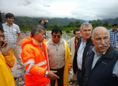 El gobierno brinda asistencia a familias afectadas por el alud