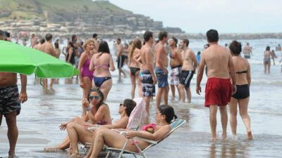 Se achicaron las playas p�blicas de Mar del Plata y algunas tienen el tama�o de una cancha de tenis