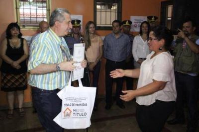 Passalacqua entreg� t�tulos de propiedad en Iguaz�