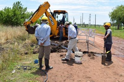 Trabajo de recambio de ca�er�as de agua en Saladillo