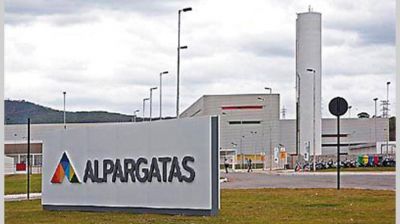 El principal grupo textil y de calzados del pa�s concentra producci�n y despide personal