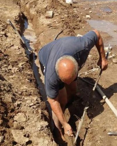 Se cans� de no tener agua, tom� la pala y arregl� el ca�o de ABSA