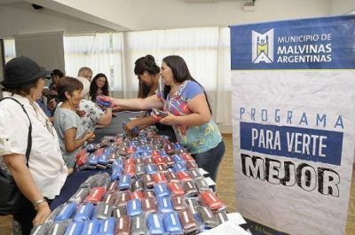 Entrega gratuita de anteojos para adultos mayores en Grand Bourg