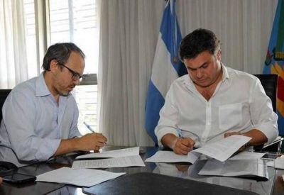 Valenzuela firm� con L�pez Medrano el traspaso del SAE