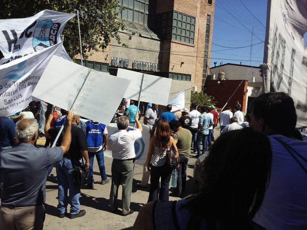 Trabajadores protestaron en Villa Mercedes por el cierre de Cermica San Lorenzo