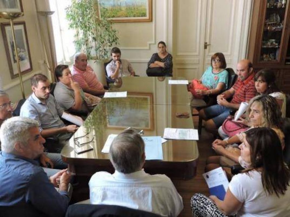 Lunghi entreg subsidios para financiar proyectos en Vela y Gardey