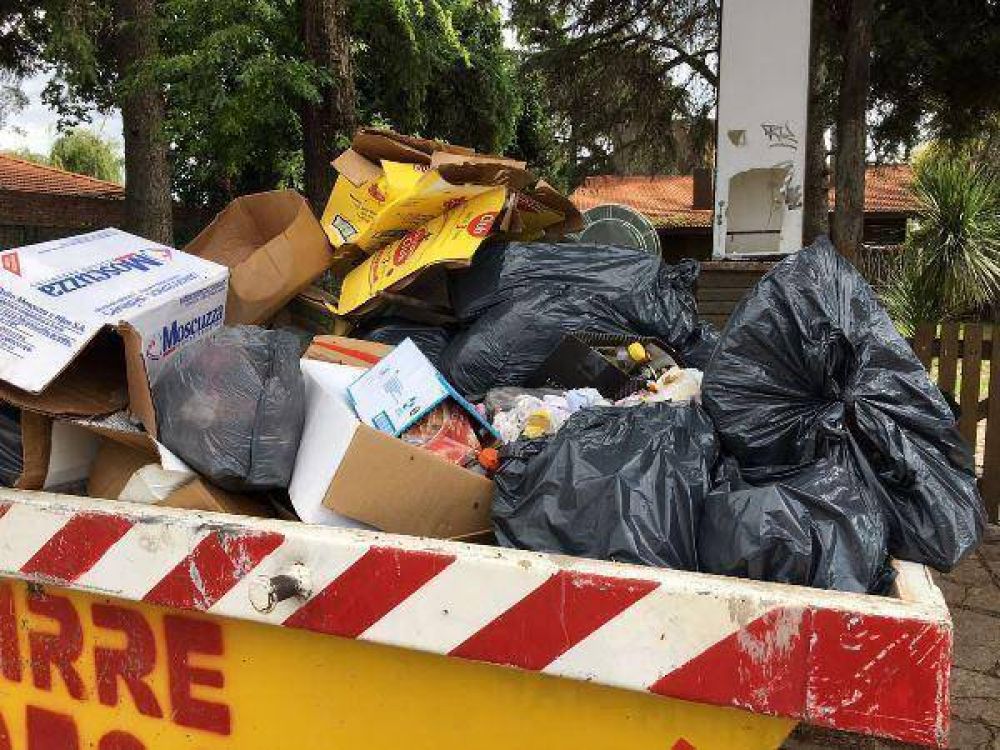 Vecinos denuncian una montaa de basura a metros de la costanera