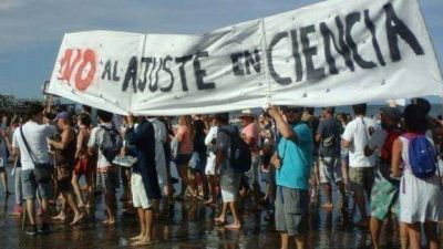 Universitarios y cient�ficos del Conicet se manifestaron en la playa