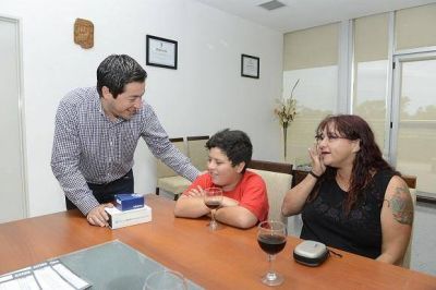 Nardini hizo entrega de subsidios PROMUNIF a familias malvinenses