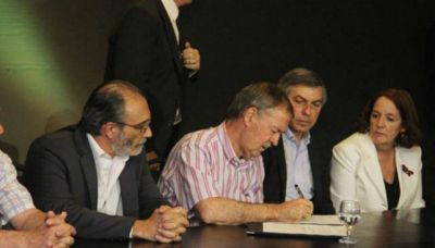 Por demoras en los cr�ditos chinos, la Provincia licita deuda para largar con los gasoductos