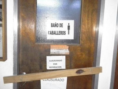 Los ba�os del ministerio de Salud, un reflejo del caos en que est� sumergida la cartera de Ortiz