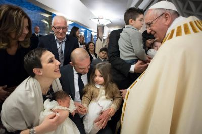 Papa Francisco bautiza a ni�o hu�rfano de madre por terremoto en Italia