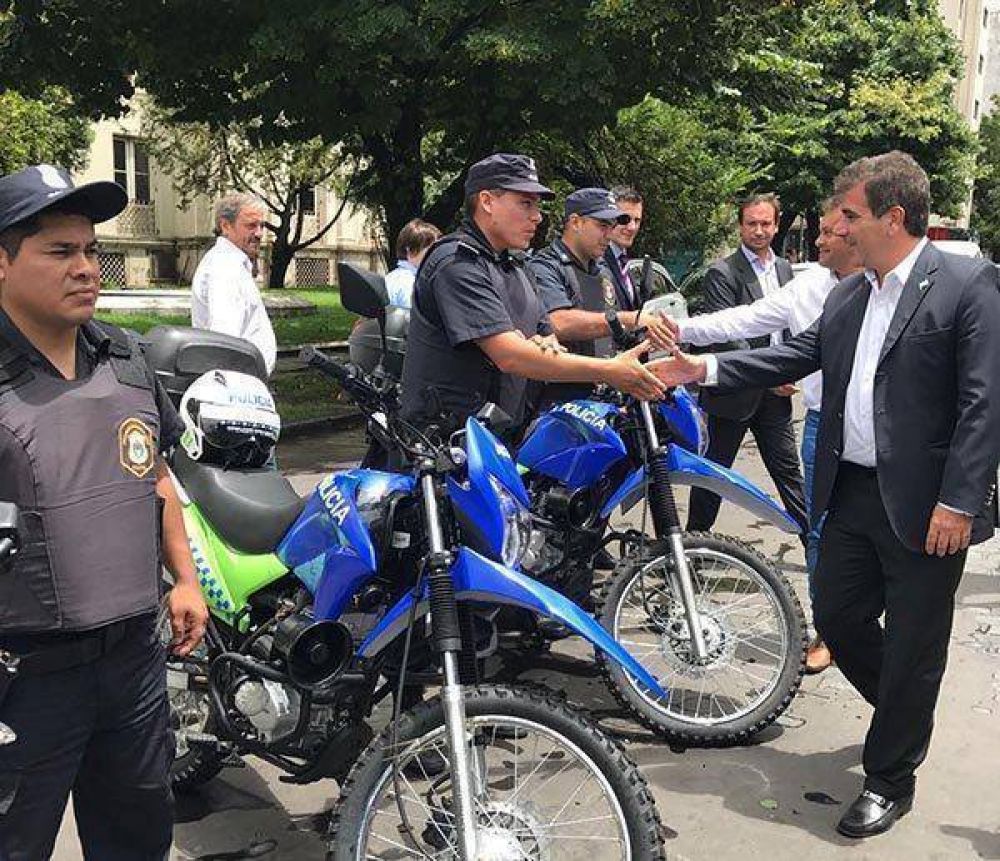 Cristian Ritondo entregar motos para los comandos de patrullas