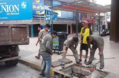 Intensifican la limpieza de las c�maras de desag�e en la zona de la peatonal