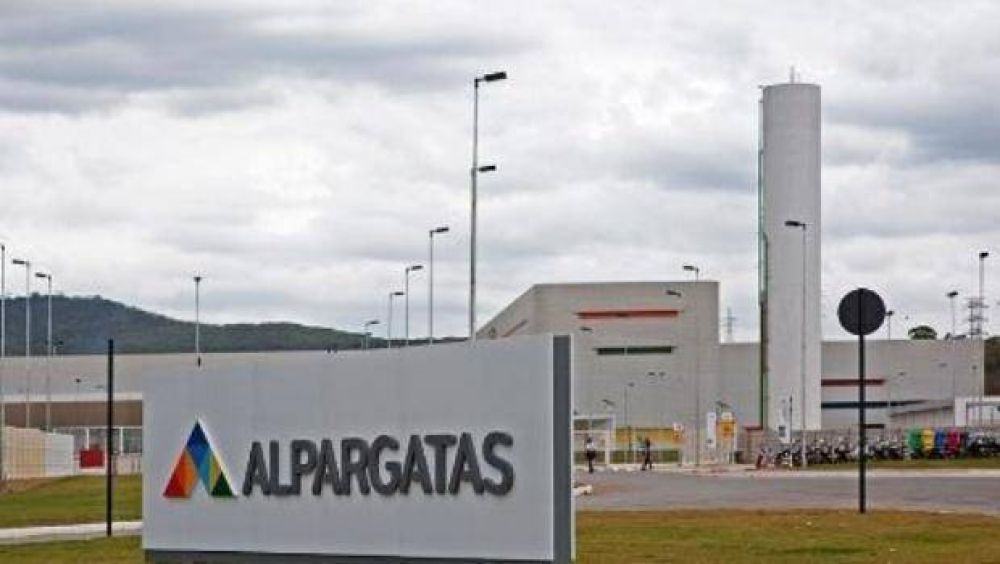 El gobierno busca reubicar a los despedidos de Alpargatas S.A