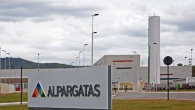 El gobierno busca reubicar a los despedidos de Alpargatas S.A