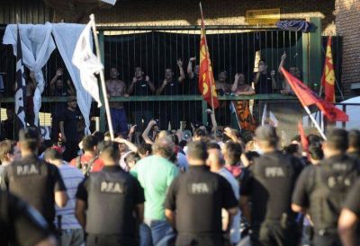 Trabajadores de AGR protestan por despidos y chocan con la Polic�a