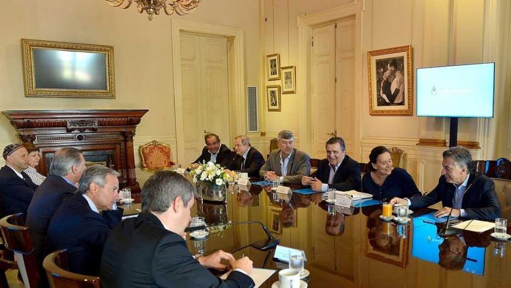 Macri piensa cambiar por decreto las leyes de Migraciones, de feriados y de ART