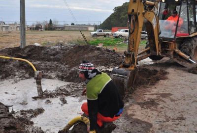 Una m�quina rompi� una ca�er�a y dej� sin agua a 3 barrios de Bah�a