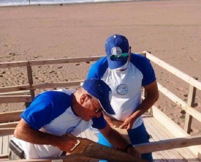 Personal de Playas Limpias repararon la bajada accesible de Claromec�