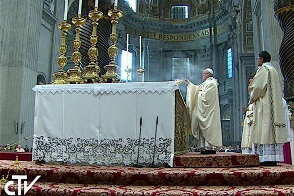 En el funeral del cardenal Agustoni el Papa reza la �commendatio� y la �valedictio�