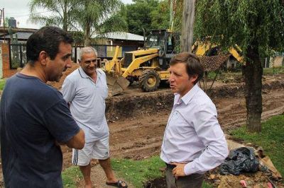 Jaime M�ndez supervis� un nuevo pavimento para el barrio Trujui