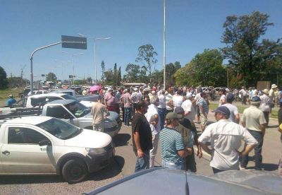 Productores realizaron un corte de ruta para reclamar obras h�dricas