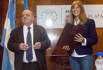 Rojas no se pone colorada, �Cayeta� paga la apuesta y la m�sica convoca a todos