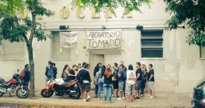 Con 6 meses de deuda salarial, sigue ocupada la planta del laboratorio Roux-Ocefa