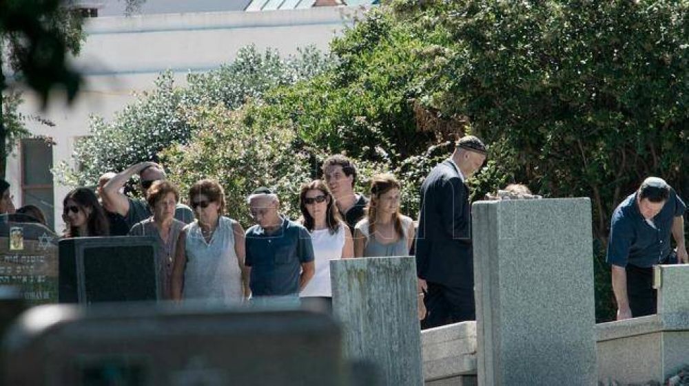 Recordaron a Nisman con un oficio religioso en el cementerio de La Tablada