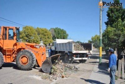 Contin�a el operativo de limpieza barrial en Villa Morando