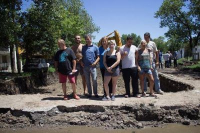 Zabaleta recorri� la pavimentaci�n de la calle Combate de Pav�n