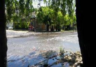 Desbord� una cloaca y tratan de arreglarla