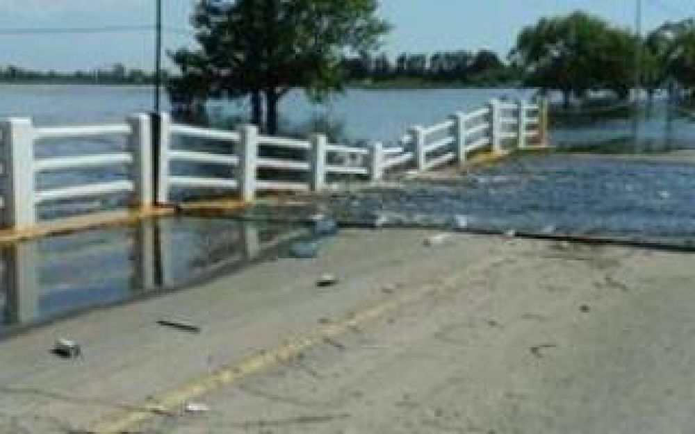 General Arenales: Cedi� el puente de acceso por la inundaci�n