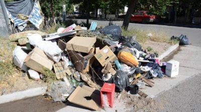 Basura acumulada y falta de mantenimiento en las plazas del barrio Sapere