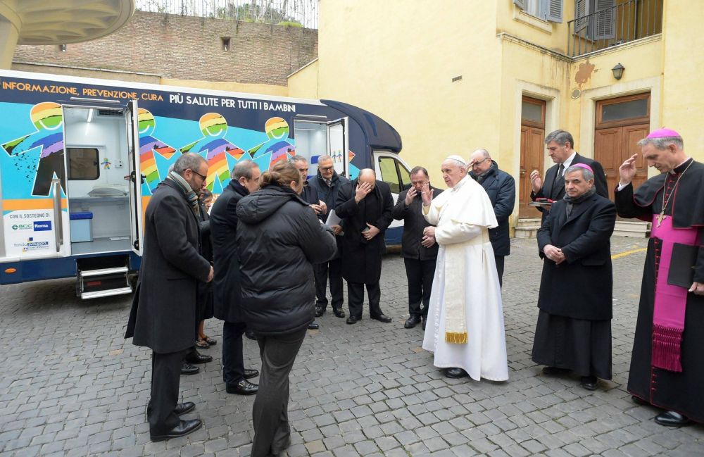 El papa Francisco dona dos autocaravana para asistir a nios en las periferias