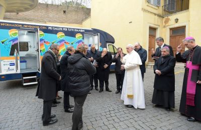 El papa Francisco dona dos autocaravana para asistir a ni�os en las periferias