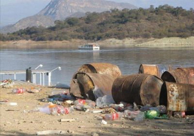 Movida de pescadores para limpiar el dique Cabra Corral