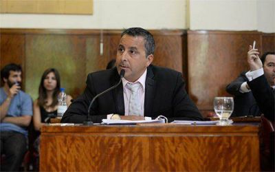 Azcona: �El intendente dijo que iba a bajar los impuestos y los est� aumentando un 40%�