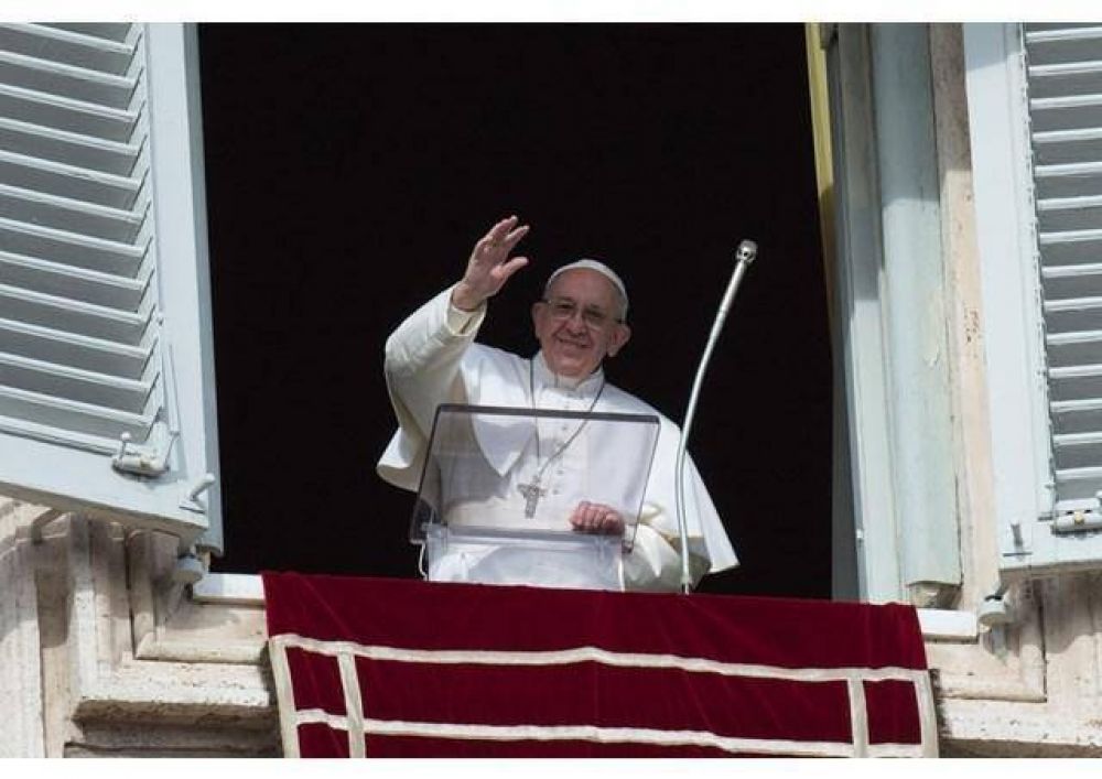 El Papa a la hora del ngelus: llevar a Jess a todas las periferias