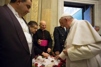 Francisco bendice a los corderos cuya lana se usar� para confeccionar los palios