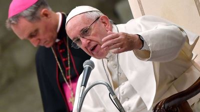 El papa Francisco volvi� a quejarse de los pol�ticos argentinos que se sacan fotos con �l para 