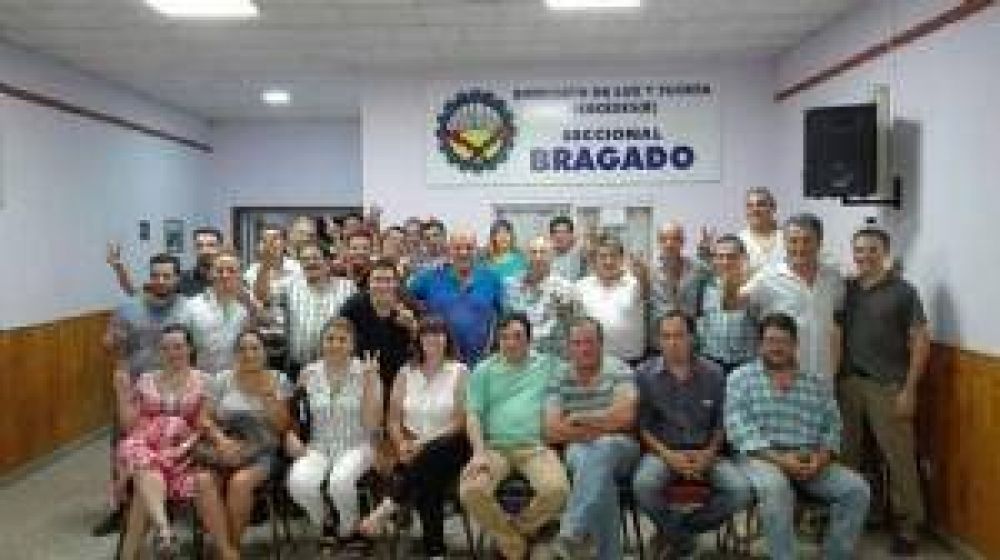 Militantes de la Agrupacin Felipe Vallese de Chivilcoy en un encuentro seccional en Bragado