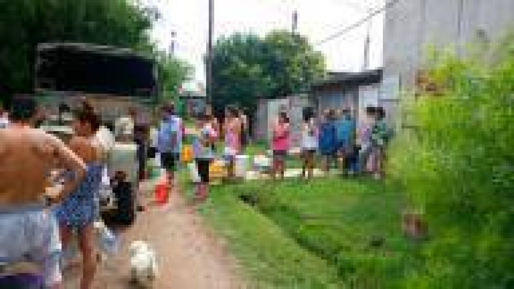 Junto al Ejrcito Argentino, Municipalidad de La Plata hace operativo para mitigar falta de agua en un barrio