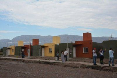 Pocito: 77 familias recibieron las llaves de su casa propia