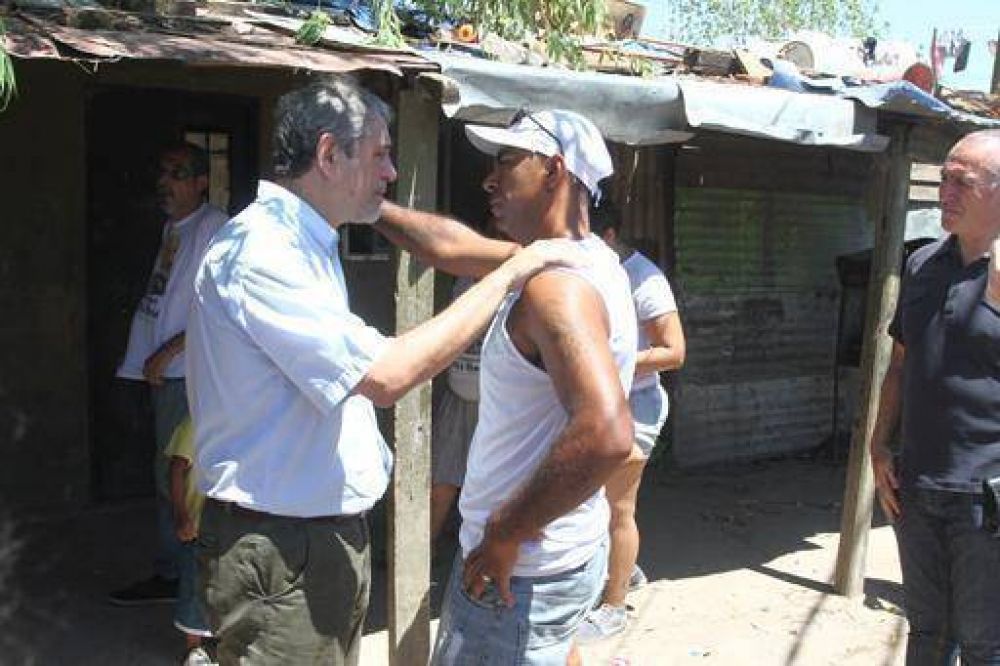 Ferraresi recorri� el barrio Villa Inflamable junto a cientos de vecinos