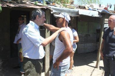 Ferraresi recorri� el barrio Villa Inflamable junto a cientos de vecinos