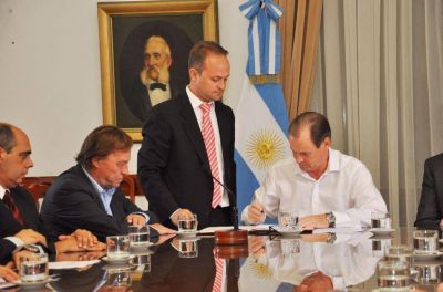 Se firm� el contrato para la construcci�n del nuevo edificio de la Escuela N� 100 Puerto Nuevo de Paran� 