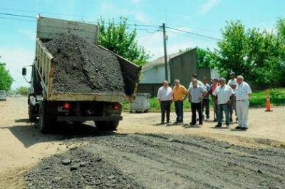 Britos recorri� obras de piedra caliza y cord�n cuneta en Moquehu�